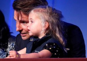 Bradley Cooper red carpet con la figlia Lea: la prima comparsa in pubblico