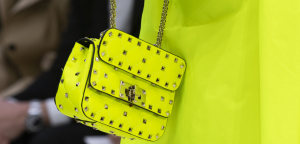 Rockstud Spike Fluo: Valentino lancia la coloratissima versione della borsa