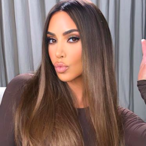 Kim Kardashian lancia il colore capelli Autunno 2019: si chiama birra fredda