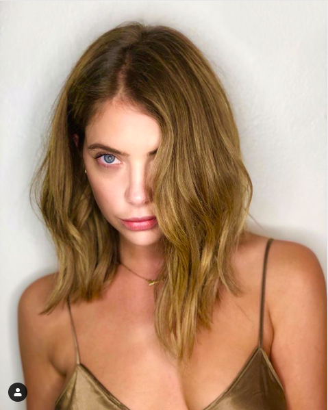 Ashley Banson si tinge i capelli e li taglia in uno shaggy bob