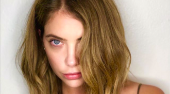 Ashley Benson si tinge i capelli e li taglia in uno shaggy bob