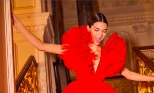 Kendall Jenner sfila Giambattista Valli x H&M: sembra una ballerina di danza classica