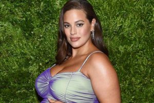 Vogue Fashion Fund Awards 2019: Ashley Graham e il tubino premaman