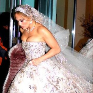 Jennifer Lopez nuovo film “Marry me”: abiti in scena super glamour