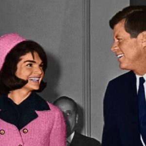 Jackie Kennedy e il mistero del tailleur rosa: indossato quando il marito fu assassinato