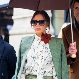 Victoria Beckham street style a Parigi: tailleur grigio e Birkin bag ciclamino