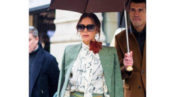 Victoria Beckham street style a Parigi: tailleur grigio e Birkin bag ciclamino