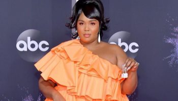 American Music Awards 2019: Lizzo ha indossato la borsa più piccola del mondo