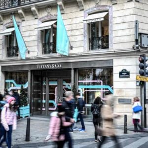 Tiffany pronta per essere venduta a LVMH: il magnate Arnault si dichiara soddisfatto dell’accordo