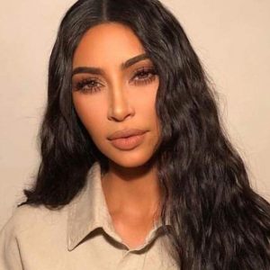 Kim Kardashian lancia una linea di cerotti per la scollatura: ci mostra come applicarli su Instagram