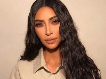 Kim Kardashian lancia una linea di cerotti per la scollatura: ci mostra come applicarli su Instagram