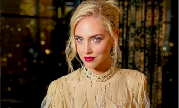 Chiara Ferragni Unposted premiere: il look Prada che brilla di luce propria