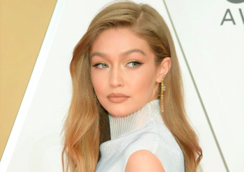 Gigi Hadid ai CMA Awards: il vestito di madreperla che la fa brillare fra tutte