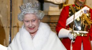 La Regina Elisabetta II elimina la pelliccia da tutti i suoi look, ma è una finta