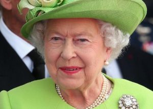 Regina Elisabetta “pensionata” entro 18 mesi: Principe Carlo verso il trono
