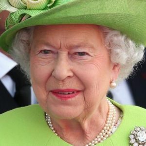 Regina Elisabetta “pensionata” entro 18 mesi: Principe Carlo verso il trono