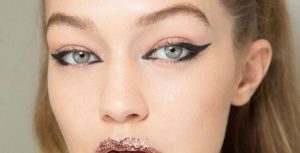 Make-up perfetto per Capodanno: eyeliner e rossetto glitter ispirati alle top model