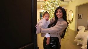 Kylie Jenner decorazioni di Natale 2019: villa in total white