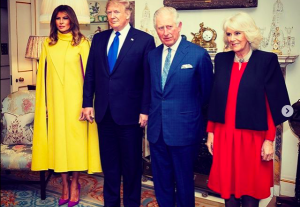 Melania Trump look 2019: il cappotto giallo e bizzarro