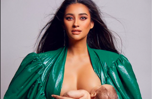 Shay Mitchell rompe un tabù: per allattare al seno non bisogna nascondersi