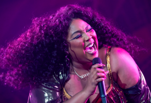 Lizzo balla ad una partita dei Lakers e conquista due copertine: la rivincita delle tonde