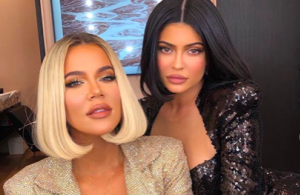 Khloé Kardashian e Kylie Jenner da paura: capelli abbinati e immancabile abito di paillettes