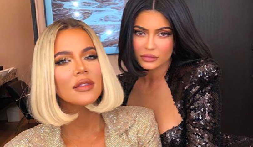 Khloé Kardashian e Kylie Jenner da paura: capelli abbinati e immancabile abito di paillettes