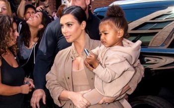 Mamme vestite uguali alle figlie tendenza 2020: Da Kim Kardashian a Micol Olivieri