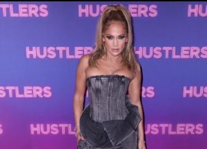 Tendenze Primavera/Estate 2020: i jeans larghi di Jennifer Lopez
