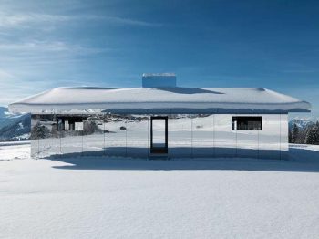 Mirage Gstaad di Doug Aitken: la casa a specchio che si mimetizza nel paesaggio