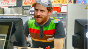 Principe Harry cassiere da Burger King: la catena di fast food gli ha offerto un lavoro