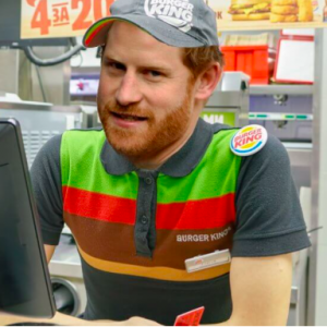 Principe Harry cassiere da Burger King: la catena di fast food gli ha offerto un lavoro
