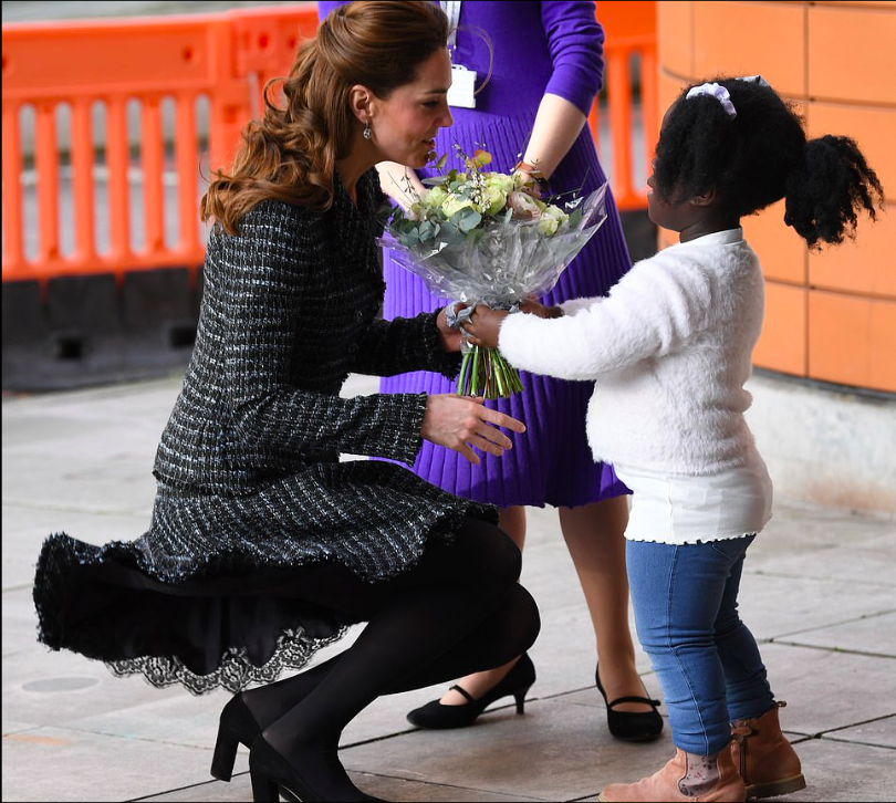 Kate Middleton total look Dolce&Gabbana per una visita all'ospedale pediatrico