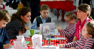 Kate Middleton total look Dolce&Gabbana per una visita all’ospedale pediatrico