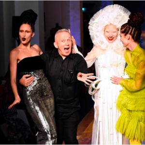 Jean-Paul Gaultier ultima sfilata: alla Paris Haute Couture l’inchino di addio