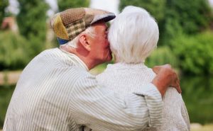 Si inginocchia per chiedere alla moglie di risposarlo dopo 63 anni di nozze: i nonni più dolci del web