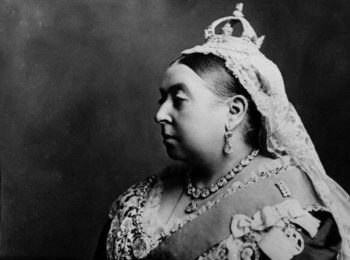 Regina Vittoria guardaroba all’asta: il valore è di oltre 18mila euro