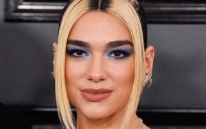 Acconciature anni ’90 come realizzarle: da Kylie Jenner a Dua Lipa