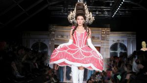 Milano Fashion Week 2020: Moschino presenta le dame di Versailles