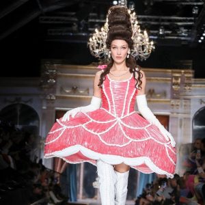 Milano Fashion Week 2020: Moschino presenta le dame di Versailles