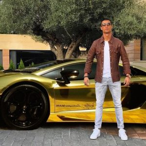Cristiano Ronaldo compie 35 anni: Georgina Rodriguez gli regala un Suv da 600 mila euro