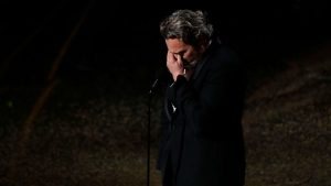 Notte degli Oscar: Joaquin Phoenix omaggia il fratello River, morto 23 anni per overdose