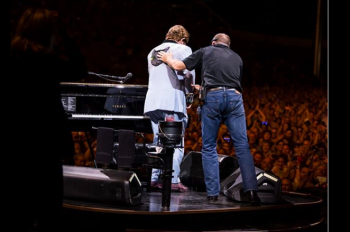 Elton John concerto e malore: il cenno alla band, la voce strozzata e le lacrime