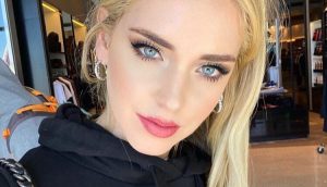 Chiara Ferragni in vacanza con Fedez: il selfie hot allo specchio