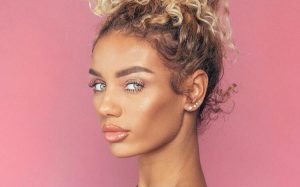 Jena Frumes, la modella che ha stregato il mondo del web: 3,7 milioni di follower