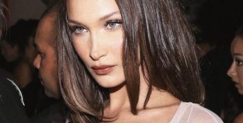 Bella Hadid Coronavirus: la modella in topless invita i suoi fan a restare a casa