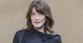 Carla Bruni simula una crisi respiratoria: lo scherzo di cattivo gusto alla Parigi Fashion Week