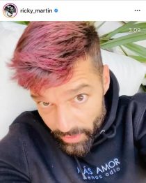 Ricky Martin capelli rosa: cambio look drastico in quarantena