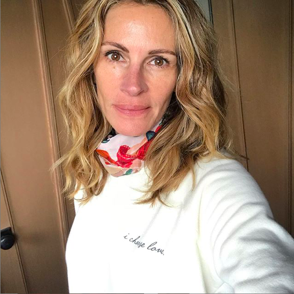 Julia Roberts Instagram: «Resto a casa per il mio fantastico vicino 95enne»