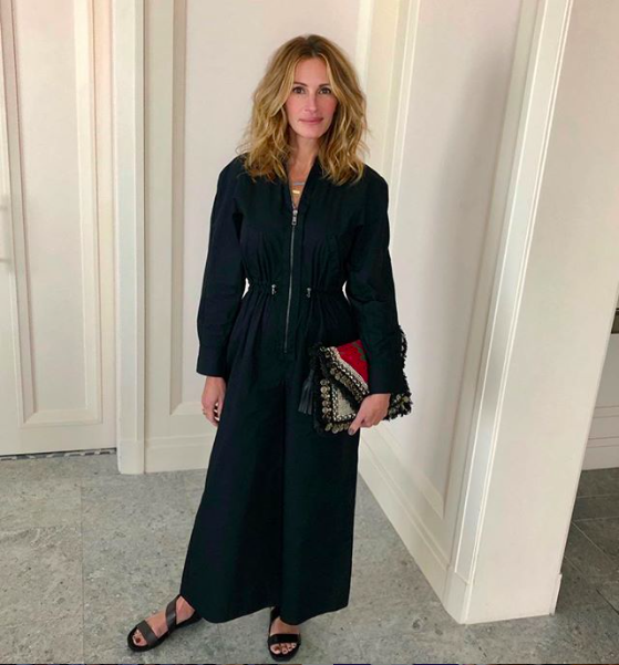 Julia Roberts Instagram: «Resto a casa per il mio fantastico vicino 95enne»